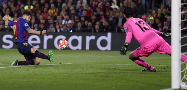 ▲ Barcelona&lsquo;s Luis Suarez, left, scores his side&rsquo;s first goal passing Liverpool goalkeeper Alisson, right, during the Champions League semifinal first leg soccer match between FC Barcelona and Liverpool at the Camp Nou stadium in Barcelona, Spain, Wednesday, May 1, 2019. (AP Photo/Manu Fernandez)