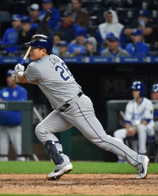 ▲ KANSAS CITY, MISSOURI - APRIL 29: Ji-Man Choi #26 of the Tampa Bay Rays hits a two-run double in the ninth inning against the Kansas City Royals at Kauffman Stadium on April 29, 2019 in Kansas City, Missouri.   Ed Zurga/Getty Images/AFP