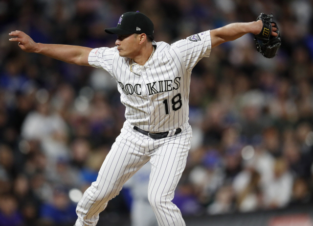 ▲ Colorado Rockies relief pitcher Seung Hwan Oh works against the Los Angeles Dodgers in the eighth inning of a baseball game Saturday, April 6, 2019, in Denver. (AP Photo/David Zalubowski)