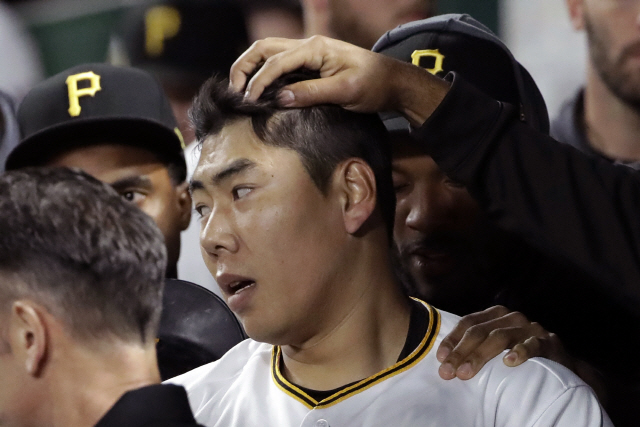 ▲ Pittsburgh Pirates&lsquo; Jung Ho Kang, center, celebrates in the dugout after hitting a solo home run off Arizona Diamondbacks starting pitcher Merrill Kelly in the sixth inning of a baseball game in Pittsburgh, Wednesday, April 24, 2019. (AP Photo/Gene J. Puskar)