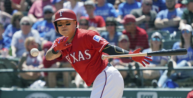 ▲ Texas Rangers&lsquo; Shin-Soo Choo bunts for a base hit in the third inning against the Toronto Blue Jays during a baseball game in Arlington, Texas, Sunday, May 5, 2019. (AP Photo/ Louis DeLuca)
