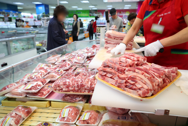▲ 세계 최대 돼지고기 소비국인 중국에서 아프리카돼지열병(ASF)이 확산하면서 수입산 돼지고기 재고 물량이 떨어지는 15~30일 뒤부터 국내 돼지고깃값 인상 추세가 본격화할 것으로 예상 되고 있다. 사진은 지난달 28일 오후 서울 시내의 한 대형마트에서 판매되고 있는 돼지고기 모습. 2019.4.28