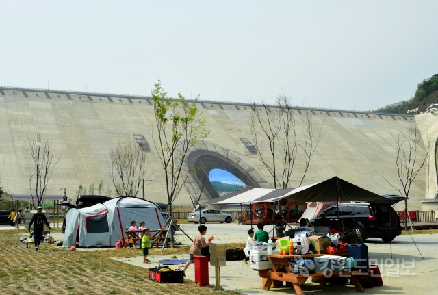 ▲ 황금연휴이자 어린이날인 지난 5일, 올해 개장한 화천 평화의 댐 오토캠핑장이 가족단위 야영객들로 붐비고 있다.