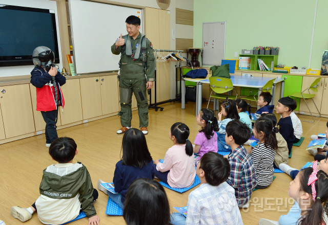 ▲ 공군 제8전투비행단(단장 박창규)은 7일 오전 둔둔초교를 방문해 항공·우주에 대한 수업을 진행하고 기념품을 전달했다.