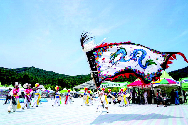 ▲ 2019 강원민족예술한마당이 오는 10,11일 춘천 공지천 야외공연장 일대에서 열린다.사진은 &lsquo;용기놀음&rsquo; 공연모습.