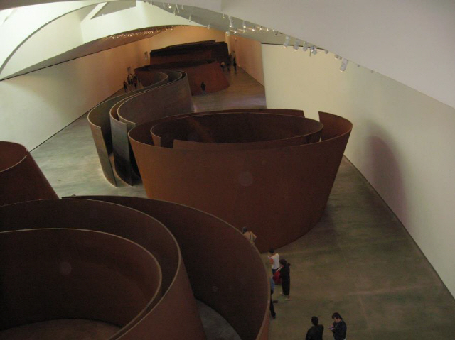 ▲ 빌바오 구겐하임 미술관 내 리처드 세라의 조각들이 영구 전시된 갤러리.
