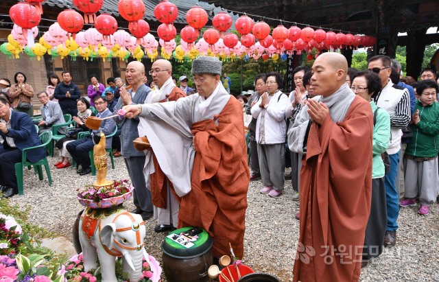 ▲ 삼척 천은사 봉축법요식이 12일 경내에서 신도들이 참석한 가운데 봉행됐다.