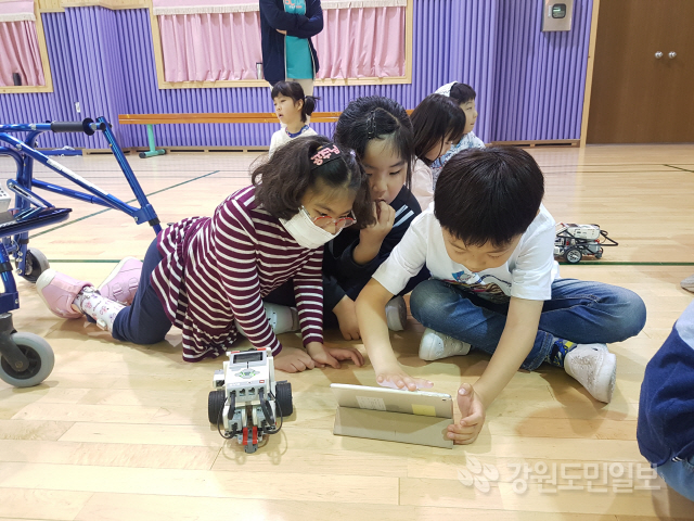 ▲ 영월 마차초교(교장 김진구)는 14일 본·분교 전교생을 대상으로 레고 EV3를 활용한 로봇체험 등의 이동과학교실을 운영했다.