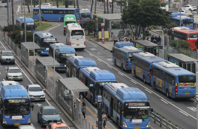 ▲ 파업 돌입 직전 서울 시내버스 노사협상이 타결된 15일 오전 서울역버스환승센터에서 버스들이 정상 운행되고 있다. 2019.5.15