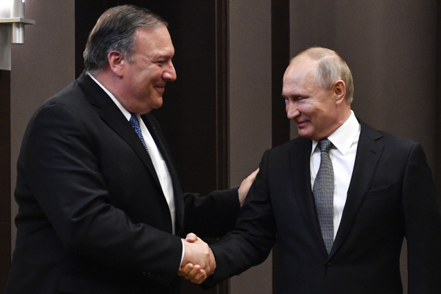 ▲ epa07570831 Russian President Vladimir Putin (R)  shakes hands with US Secretary of State Mike Pompeo (L) during their meeting at the Bocharov Ruchei residence in the Black Sea resort of  Sochi, Russia, 14 May 2019.  EPA/ALEXANDER NEMENOV / POOL    <All rights reserved by Yonhap News Agency>