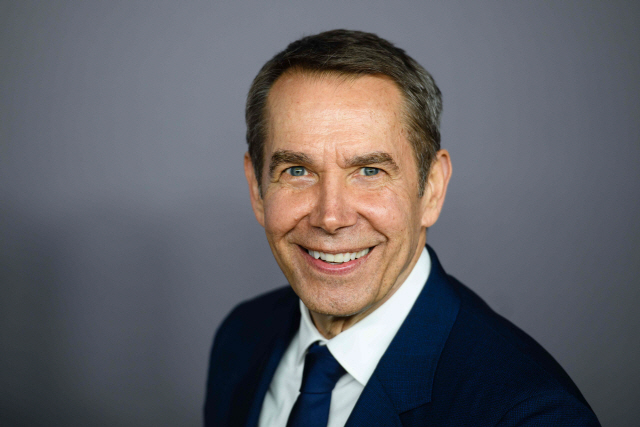 ▲ (FILES) In this file photo taken on March 26, 2018 US artist Jeff Koons attends the red carpet for the 2018 American Foundation for AIDS Research (amFAR) Hong Kong gala at Shaw Studios in Hong Kong. - Jeff Koons‘ “Rabbit” sculpture sold at auction at Christie’s on May 15, 2019 for $91.1 million, breaking the record for a work by a living artist. (Photo by ANTHONY WALLACE / AFP)    <All rights reserved by Yonhap News Agency>