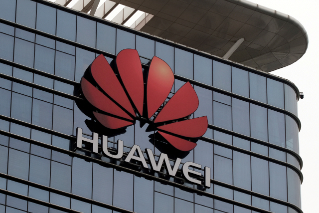 ▲ FILE PHOTO: The Huawei logo is pictured outside its Huawei‘s factory campus in Dongguan, Guangdong province, China March 25, 2019. Picture taken March 25, 2019. REUTERS/Tyrone Siu/File Photo    <All rights reserved by Yonhap News Agency>