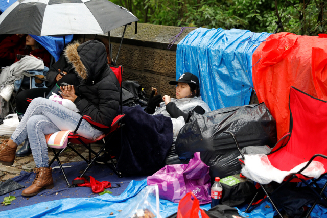 ▲ Fans of the Korean K-Pop band BTS wait in the rain outside Central Park a day ahead of BTS‘ concert performance in the Park on the ABC Good Morning America television show in Manhattan in New York City, New York, U.S., May 14, 2019. REUTERS/Mike Segar    <All rights reserved by Yonhap News Agency>