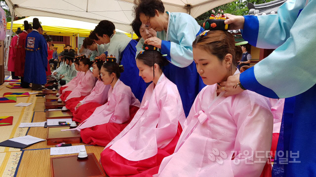 ▲ 　춘천향교 전통 성년식 행사가 지난 18일 춘천향교 대성전에서 만 19세가 되는 한림대 학생 50여명이 참여한 가운데 열렸다.