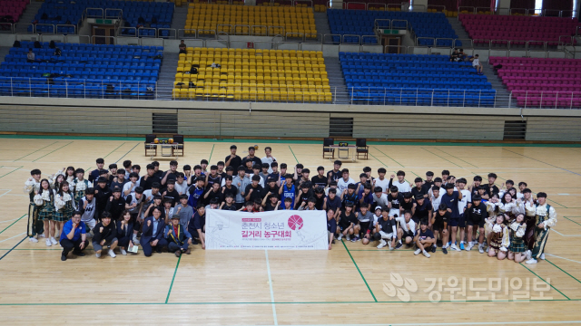 ▲ 춘천YMCA(이사장 박종찬)와 국제와이즈멘 춘천감마클럽(회장 최지은)은 지난 18일 춘천 호반체육관에서 제24회 춘천시 청소년 길거리 농구대회를 개최했다.