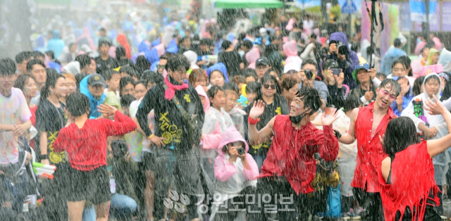 ▲ 2019 춘천마임축제가 오는 26일 개막해 내달 2일까지 춘천 곳곳에서 펼쳐진다.사진은 지난해 축제 모습.