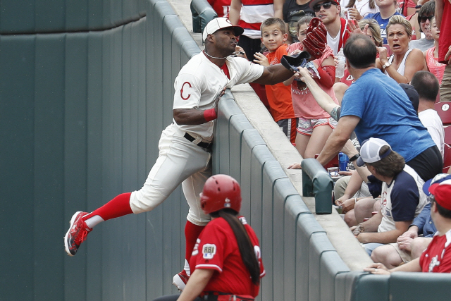 ▲ Cincinnati Reds&lsquo; Yasiel Puig catches a foul ball hit by Los Angeles Dodgers&rsquo; Hyun-Jin Ryu in the sixth inning of a baseball game, Sunday, May 19, 2019, in Cincinnati. (AP Photo/John Minchillo)