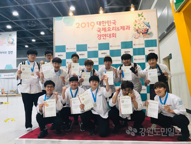 ▲ 경동대 호텔조리학과 학생들은 최근 서울 aT센터에서 열린 ‘2019 대한민국 국제요리&amp;제과 경연대회’에 참가해 금상 3개를 포함,모두 8개의 상을 수상했다.