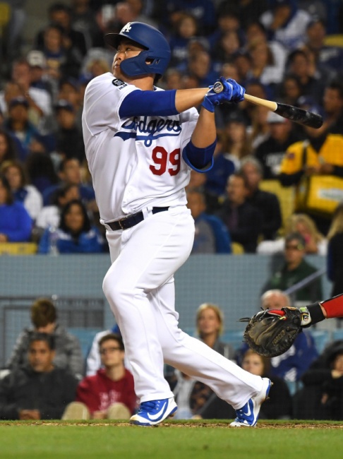 ▲ May 7, 2019; Los Angeles, CA, USA; Los Angeles Dodgers starting pitcher Hyun-Jin Ryu (99) singles in the sixth inning against the Atlanta Braves at Dodger Stadium. Mandatory Credit: Jayne Kamin-Oncea-USA TODAY Sports



&lt;All rights reserved by Yonhap News Agency&gt;