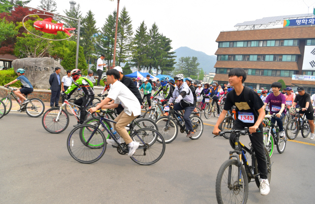 ▲ 화천 자전거대행진 참가자들이 25일 군청광장을 출발하고 있다.