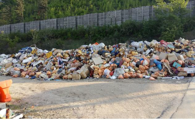▲ 홍천국토관리사무소는 홍천읍 연봉 제설창고 주변에 국도변에서 수거된 쓰레기를 처리하고 있다.