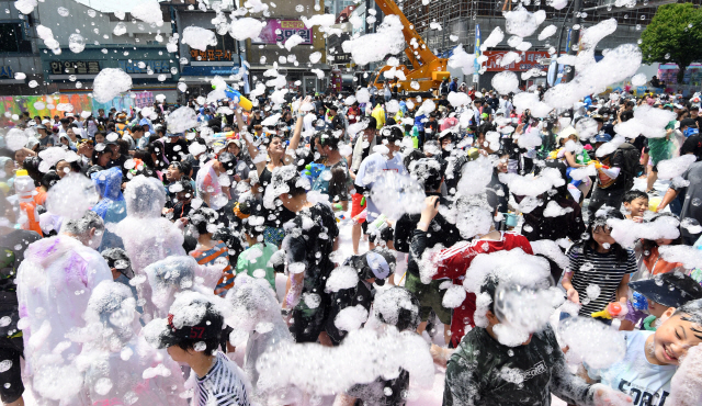 ▲ 2019 춘천마임축제가 개막한 26일 춘천시 중앙로에서 공연자와 시민들이 어우러진 ‘아!水(수)라장’ 프로그램이 펼쳐지고 있다.   최유진