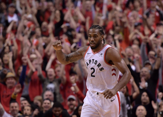 ▲ May 25, 2019; Toronto, Ontario, CAN;   Toronto Raptors forward Kawhi Leonard (2) reacts after scoring against the Milwaukee Bucks in the second half of game six of the Eastern Conference final at Scotiabank Arena. Mandatory Credit: Dan Hamilton-USA TODAY Sports