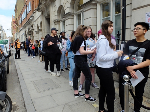 ▲ 30일 오전 런던 시내에 마련된 방탄소년단 팝업스토어에서 팬들이 입장을 기다리고 있다.