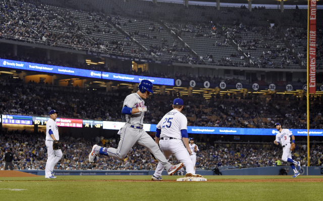 ▲ New York Mets‘ Michael Conforto, second from left, is thrown out at first by L&#10;os Angeles Dodgers shortstop Chris Taylor, right, as first baseman David Freese takes the throw and starting pitcher Hyun-Jin Ryu, of South Korea, watches during the fourth inning of a baseball game Thursday, May 30, 2019, in Los Angeles. (AP Photo/Mark J. Terrill)