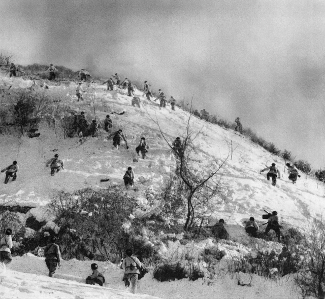 ▲ 중국 지원군이 횡성전투에서 공격하고 있다.(1951.2.)ⓒ NARA