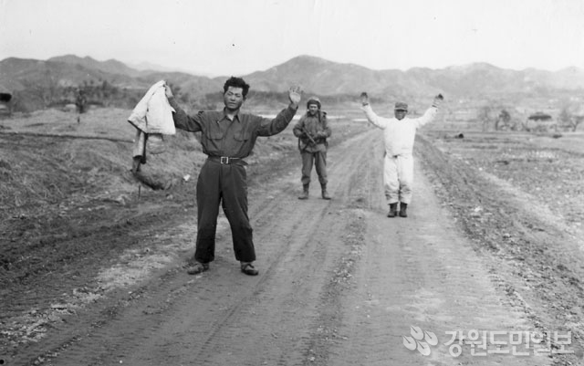 ▲ 두 인민군 전사가 투항하고 있다.(1951.2.24.횡성)ⓒ 중국해방군화보사/눈빛출판사