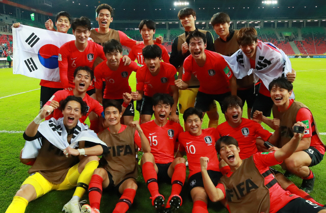 ▲ 31일 오후(현지시간) 폴란드 티히 스타디움에서 열린 2019 국제축구연맹(FIFA) 20세 이하(U-20) 월드컵 F조 조별리그 3차전 한국과 아르헨티나의 경기가 한국의 2-1 승리로 끝나며 16강 진출을 확정지었다.  경기 종료 뒤 한국 U-20 대표팀 선수들이 그라운드에 앉아 16강 진출을 기뻐하며 환호하고 있다. 2019.6.1