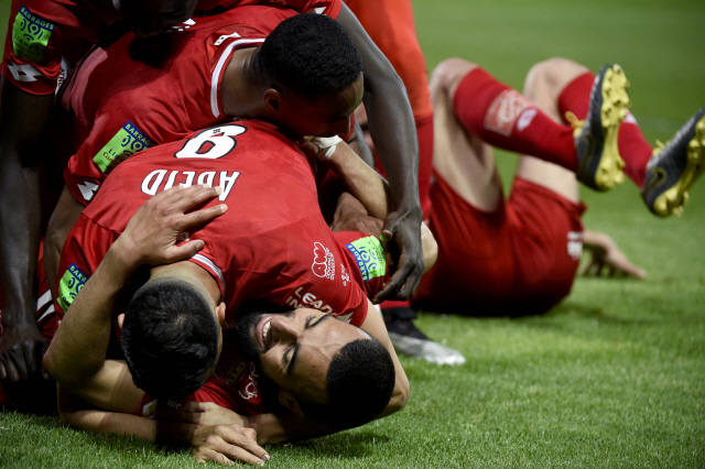 ▲ Dijon&lsquo;s Tunisian forward Naim Sliti celebrates with his teammates after scoring a goal during the French L1-L2 second leg play-off football match between Dijon (L1) and Lens (L2), at the Gaston Gerard stadium in Dijon, central-eastern France on June 2, 2019. (Photo by JEAN-PHILIPPE KSIAZEK / AFP)