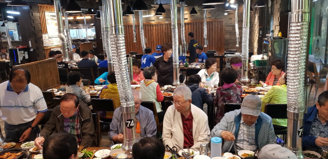 ▲ 강원도민체육대회에 참가한 시군선수단이 3일 홍천 양지말화로구이에서 식사를 하고 있다.