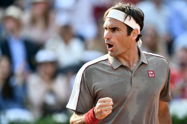 ▲ TOPSHOT - Switzerland&lsquo;s Roger Federer reacts after winning a point against Switzerland&rsquo;s Stanislas Wawrinka during their men&lsquo;s singles quarter-final match on day ten of The Roland Garros 2019 French Open tennis tournament in Paris on June 4, 2019. (Photo by Philippe LOPEZ / AFP)