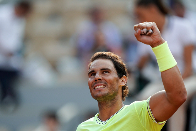 ▲ TOPSHOT - Spain&lsquo;s Rafael Nadal celebrates after winning against Japan&rsquo;s Kei Nishikori at the end of their men&lsquo;s singles quarter-final match on day ten of The Roland Garros 2019 French Open tennis tournament in Paris on June 4, 2019. (Photo by Kenzo TRIBOUILLARD / AFP)