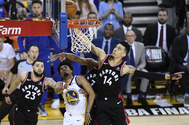 ▲ Toronto Raptors guards Kyle Lowry (7) and Danny Green (14) stop a shot by Golden State Warriors guard Quinn Cook during the second half of Game 3 of basketball&rsquo;s NBA Finals, Wednesday, June 5, 2019, in Oakland, Calif. (Frank Gunn/The Canadian Press via AP)