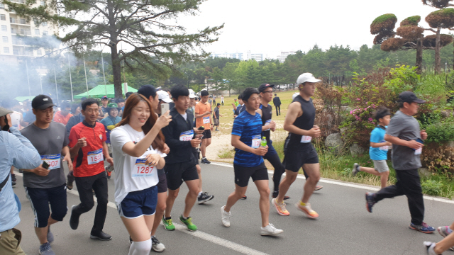 ▲ 제20회 속초시민 달리기대회가 6일 오전 영랑호일원에서 열렸다.