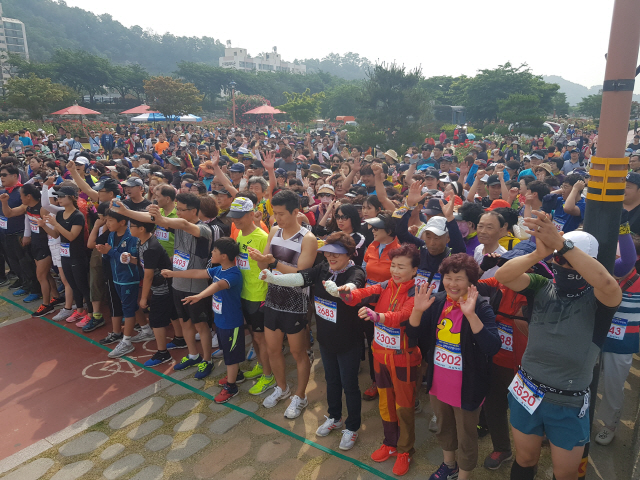 ▲ 제20회 삼척시민 달리기 대회가 6일 장미공원을 비롯한 도심 일대에서 시민 1000여명이 참가한 가운데 열렸다.