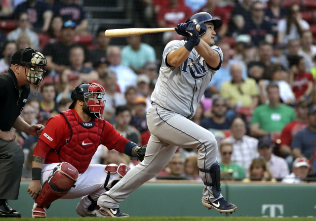 ▲ Tampa Bay Rays&lsquo; Ji-Man Choi watches a solo home run in front of Boston Red Sox catcher Sandy Leon during the second inning of a baseball game at Fenway Park, Friday, June 7, 2019, in Boston. (AP Photo/Elise Amendola)