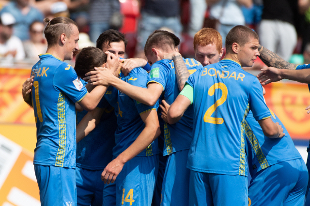 ▲ epa07633194 Ukraine&lsquo;s players celebrate a goal during the quarterfinal match of the FIFA U-20 World Cup 2019 between Colombia and Ukraine in Lodz, Poland, 07 June 2019.  EPA/GRZEGORZ MICHALOWSKI POLAND OUT  EDITORIAL USE ONLY