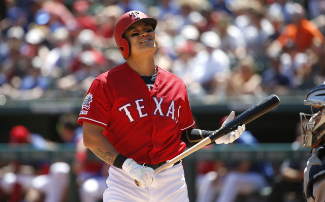▲ ARLINGTON, TX - APRIL 21: Shin-Soo Choo #17 of the Texas Rangers reacts during an at bat against the Houston Astros during the third inning at Globe Life Park in Arlington on April 21, 2019 in Arlington, Texas. Choo ended up walking to first base.   Ron Jenkins/Getty Images/AFP == FOR NEWSPAPERS, INTERNET, TELCOS &amp; TELEVISION USE ONLY ==   <All rights reserved by Yonhap News Agency>