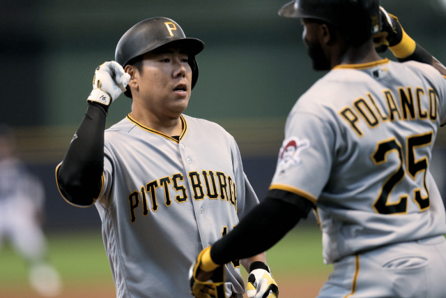 ▲ MILWAUKEE, WISCONSIN - JUNE 09: Jung Ho Kang #16 and Gregory Polanco #25 of the Pittsburgh Pirates celebrate after Kang&lsquo;s home run in the second inning against the Milwaukee Brewers at Miller Park on June 09, 2019 in Milwaukee, Wisconsin.   Dylan Buell/Getty Images/AFP