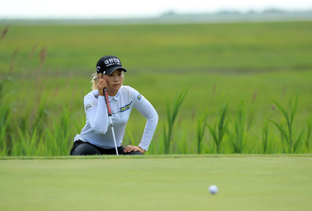 ▲ GALLOWAY, NJ - JUNE 8: Jeongeun Lee6 of the Republic of Korea lines up her putt on the eighth hole during the second round of the ShopRite LPGA Classic presented by Acer on the Bay Course at Seaview on June 8, 2019 in Galloway, New Jersey.   Hunter Martin/Getty Images/AFP