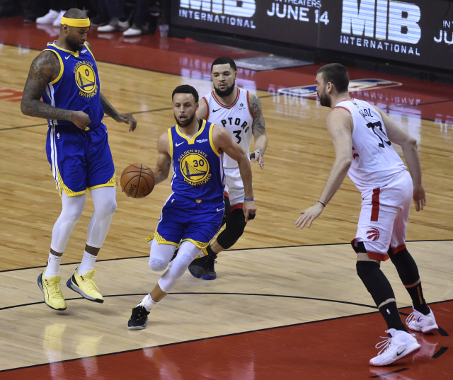 ▲ epa07640032 Golden State Warriors guard Stephen Curry (C) in action against the Toronto Raptors during the first half of the NBA Finals basketball game five between the Golden State Warriors and the Toronto Raptors at Scotiabank Arena in Toronto, Canada, 10 June 2019.  EPA/WARREN TODA SHUTTERSTOCK OUT