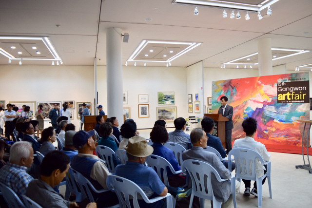 ▲ 2019 강원아트페어 개막식이 11일 춘천문화예술회관에서 미술계 인사들이 참석한 가운데 열렸다.