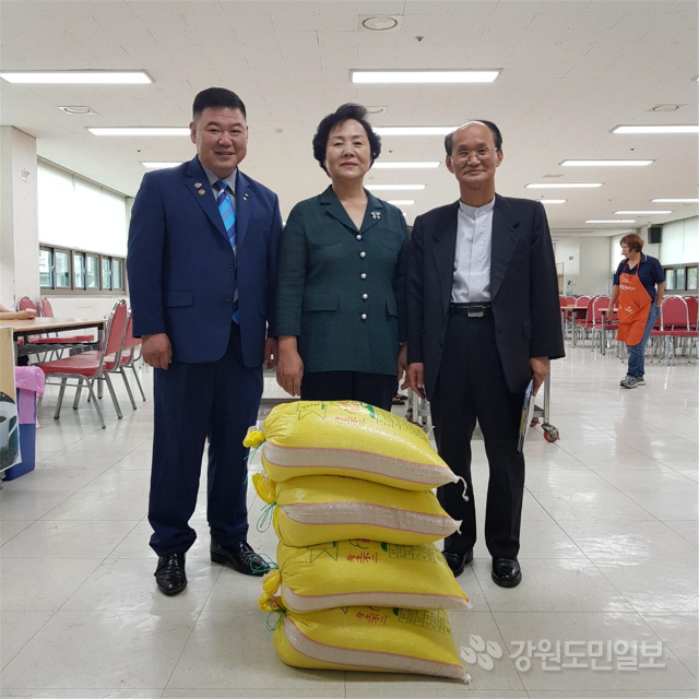 ▲ 사북시장상인회와 사북로타리클럽은 12일 사북읍 경로식당을 방문해 쌀을 전달했다.