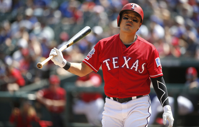▲ ARLINGTON, TX - JUNE 9: Shin-Soo Choo #17 of the Texas Rangers reacts after st
riking out against the Oakland Athletics during the third inning at Globe Life Park in Arlington on June 9, 2019 in Arlington, Texas.   Ron Jenkins/Getty Images/AFP== FOR NEWSPAPERS, INTERNET, TELCOS &amp; TELEVISION USE ONLY ==