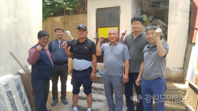 ▲ 홍천나누미봉사단(단장 원동욱)이 14일 홍천군 두촌면에서 기초생활수급자 가구를 방문해 집수리 봉사활동을 펼쳤다.