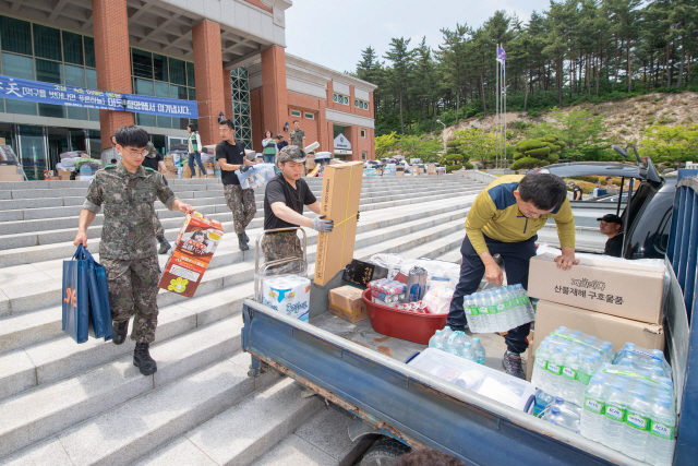 ▲ 육군 22사단과 102여단 장병,자원봉사자들이 최근 경동대에서 이재민들에게 배부할 구호물품을 정리하고 있다.